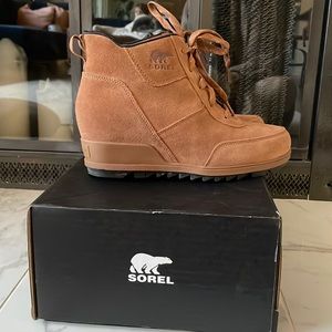 Size 8 Womens Sorel suede wedge boot